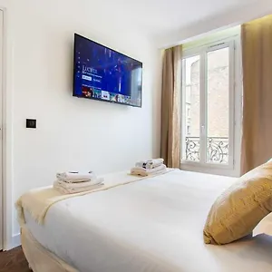 Chic And Cozy In The Heart Of Paris